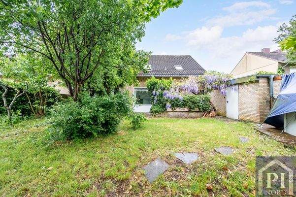 Schön eingewachsener Garten mit großem Pool