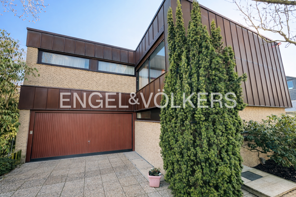 Doppelgarage mit Stellplatz davor