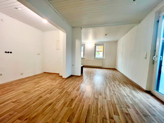 offene Küche, davor Essbereich