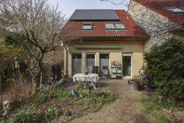 Hausansicht mit Terrasse