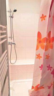 Dusche mit Sitz-/Ablagemöglichkeit