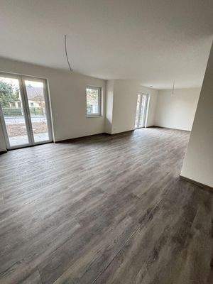 Wohnzimmer mit offener Küche