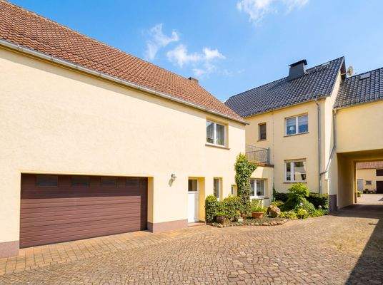 Nebengebäude mit Garage