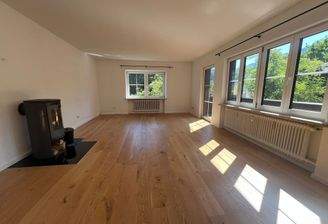 lichtdurchflutetes Wohnzimmer