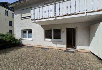 Terrassemit Blick auf das Haus