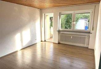 Wohnzimmer mit Blick zum Balkon