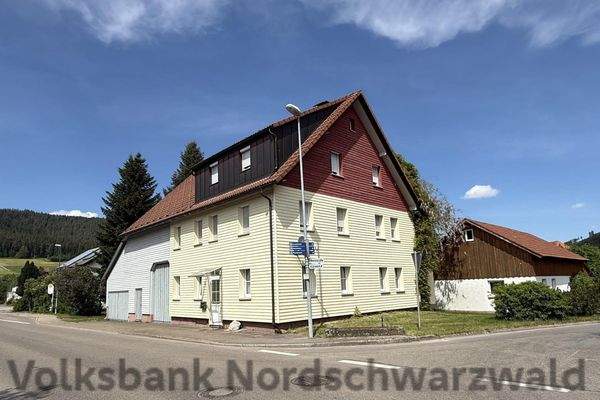 Großzügiges Wohnhaus mit Schuppen und sep. Garagen