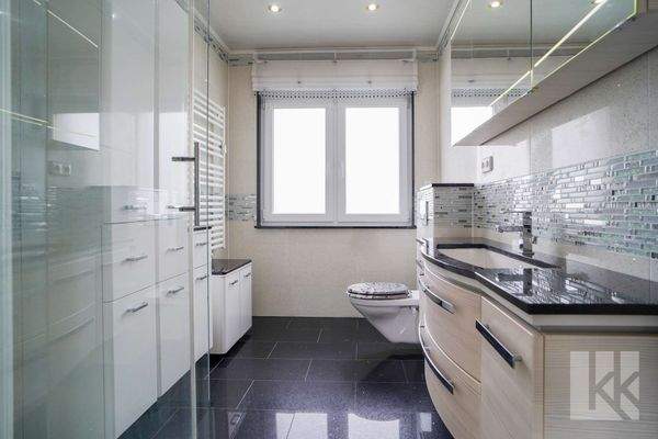 ...modernem Badezimmer und...