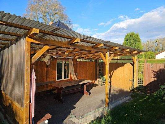 Überdachter Freisitu im Garten.jpg