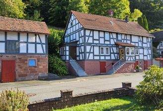 Wohnhaus mit Nebengebäüde