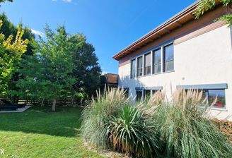 Haus aus Gartensicht