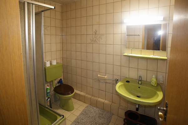 Retro Badezimmer mit grünen Akzenten.png