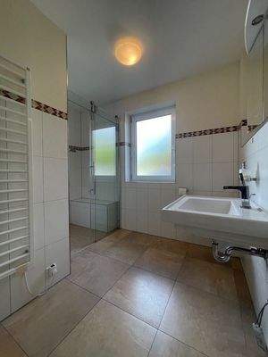 Badezimmer mit Fenster