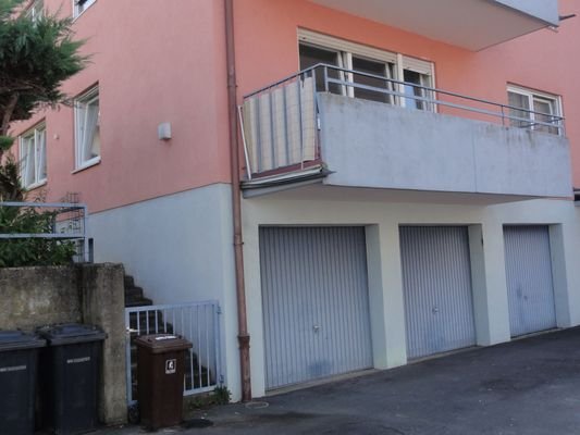 Wohnung mit Balkon und Garage