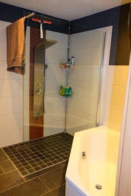  Bad mit Dusche, Wanne.JPG