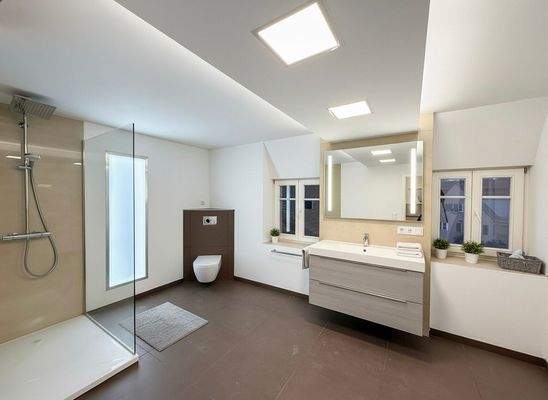 DG Badezimmer mit Einrichtungsbeispiel