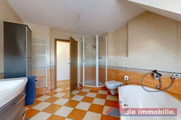 Familienbad mit Dusche und Badewanne