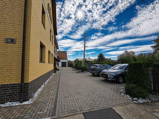 Ansicht Zugang mit Stellplatzbereich