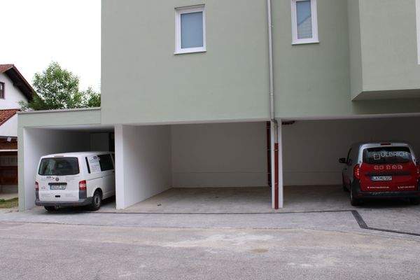 Stellplätze überdacht.JPG