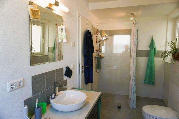 Dusche mit Fenster.JPG