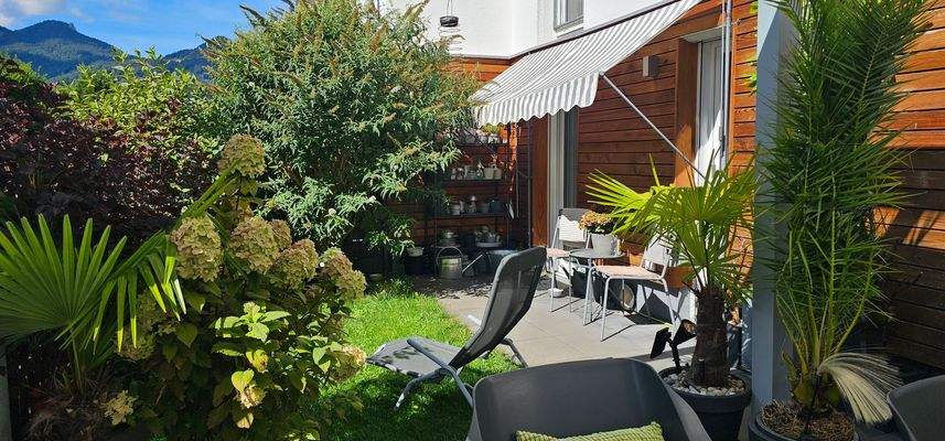 Schön angelegter Garten im Sommer