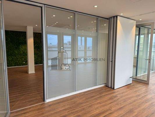 Vollverglasung im Besprechungszimmer mit integriertem elektrochromen Glas, das sich per Knopfdruck milchig schaltet und als Sichtschutz dient