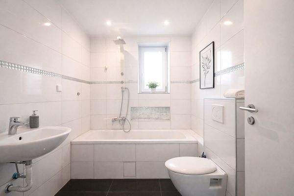 Modernes Bad mit Badewanne und edlem Granitboden