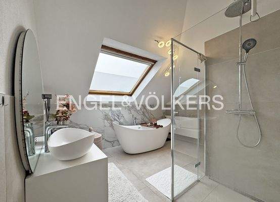 Hochwertig saniertes Tageslichtbad