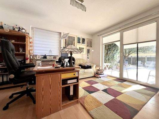 Helles Arbeitszimmer