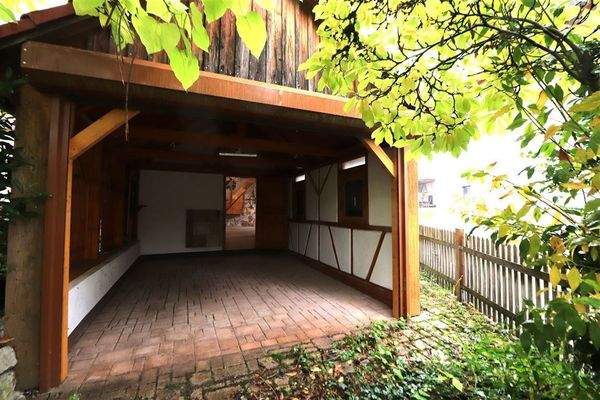 Blick in Garage mit Rolltor