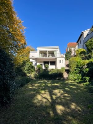 Südseite des Wohnhauses mit Terrasse und Balkon