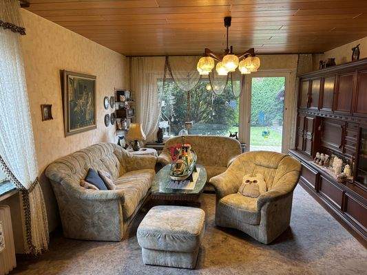 Wohnzimmer mit Zugang in den Garten