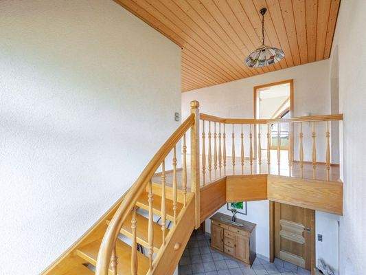 imposanter Treppenaufgang zum Obergeschoss