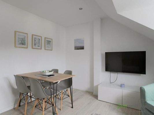 Esstisch und Wand-TV