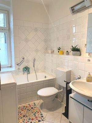 Badezimmer mit Wanne, Waschmaschine und Dusche.JPG