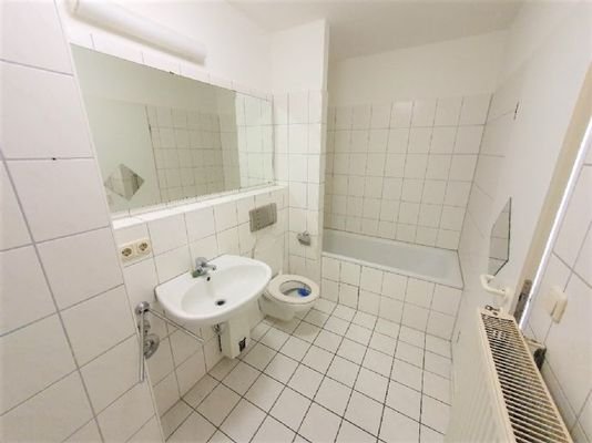 Bad/WC mit Badewanne