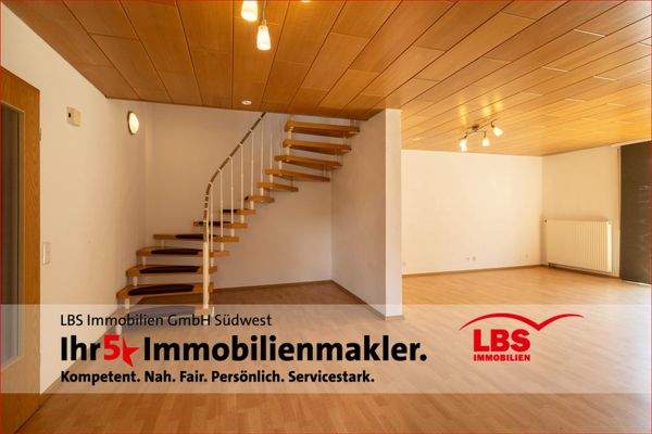 Treppenaufgangmit Blick zum Wohn- und Essbereich