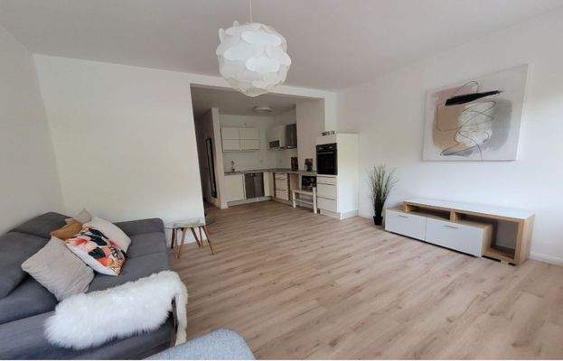 Moderner Wohnraum mit offener Küche 