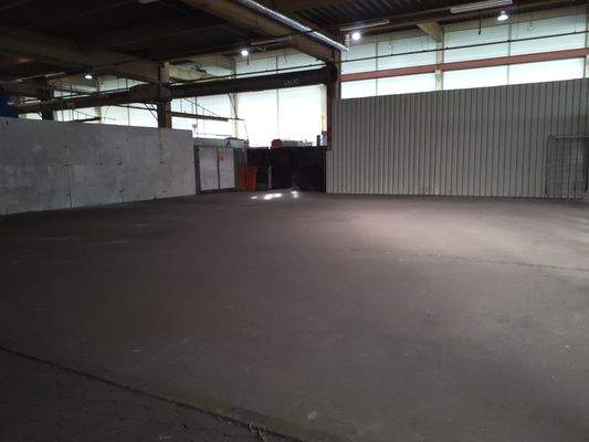 Hallenbereich hinter Gitterzaun