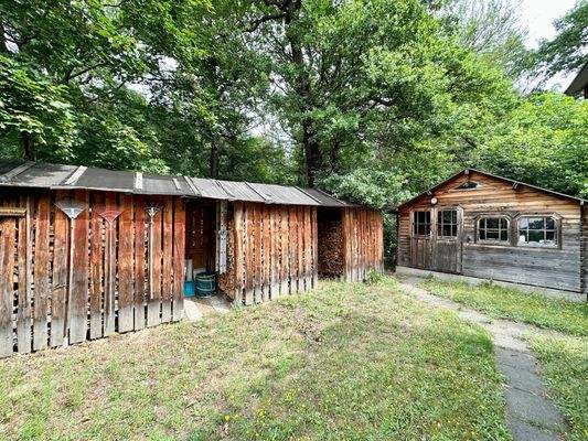 viel Nebengelass für Kaminholz, Gartengeräte etc.