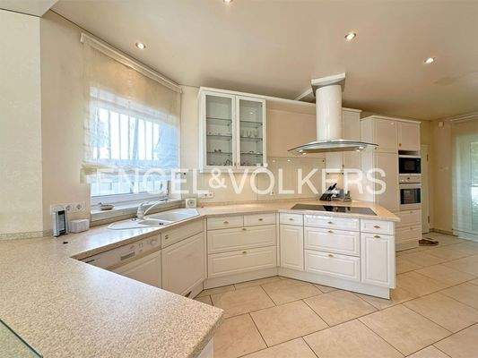 Offene Küche mit Einbauküche