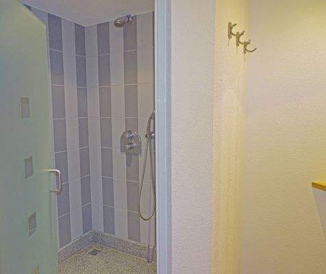 39 Dusche Poolberreich