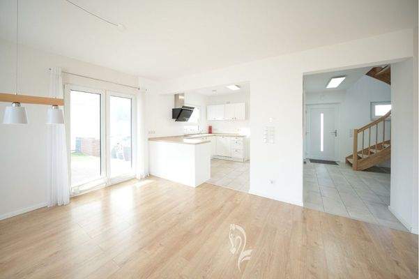 Wohn,- Esszimmer, Blick in die Küche