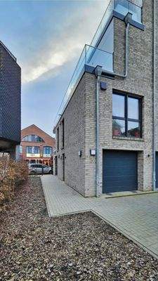 Gang an Ost-Seite zur Straße