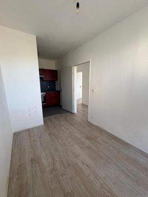 6. Offener Wohn-Essbereich - Übergang zur Küche