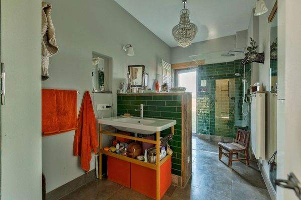 Tagesbelichtetes Duschbad