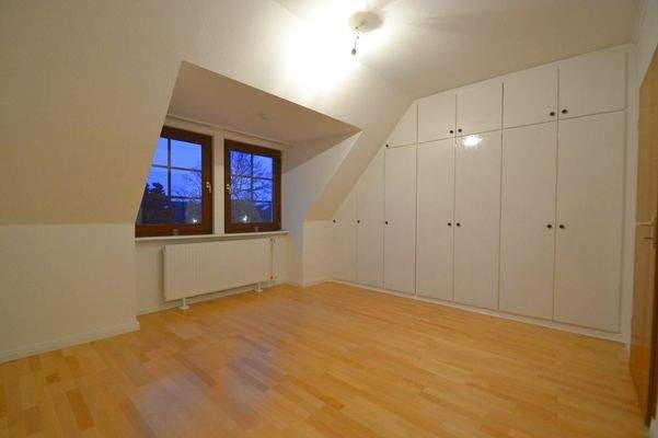 Potentielles Kinderzimmer mit praktischen Einbauschränken 