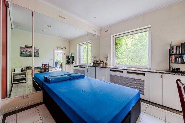 komfortables Schlafzimmer mit Einbauschrank