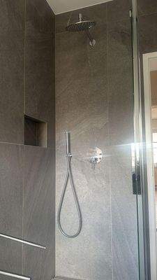 Dusche im Badezimmer