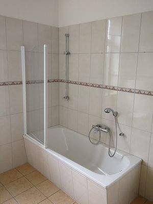 Wanne mit Duschaufsatz